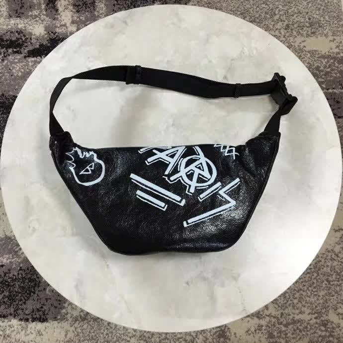 BALENCIAG巴黎世家 專櫃同步更新 塗鴉胸包腰包 簡約兩用包 可做胸包或者腰包  BL1131